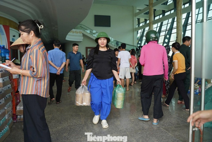 Cô Lê Hoài Thu (Phường Linh Sơn) đến nhận hỗ trợ. "Khu vực tôi mất điện chưa thể nấu ăn, rất may được các cơ quan đoàn thể quan tâm, hỗ trợ. Tôi đến lấy cơm cho cả gia đình 5 người. Chúng tôi rất cảm ơn sự hỗ trợ, sẻ chia của người dân cả nước đối với Thái Nguyên".