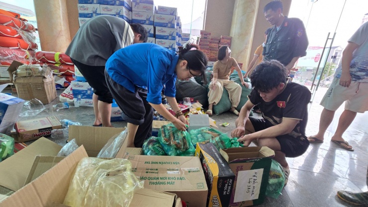 Sau khi nước rút, các lực lượng về khu trung tâm tỉnh hỗ trợ dọn vệ sinh môi trường rất đông. Trong đó, có quân đội, công an, thanh niên, tình nguyện viên. Các tổ chức, cá nhân từ nhiều nơi đã đã gửi thực phẩm, đồ ăn đến để hỗ trợ, phân phối. Chúng tôi tiếp nhận, lên danh sách, số lượng rồi chuyển đến các đầu mối như trường học, khu ký túc xá sinh viên.