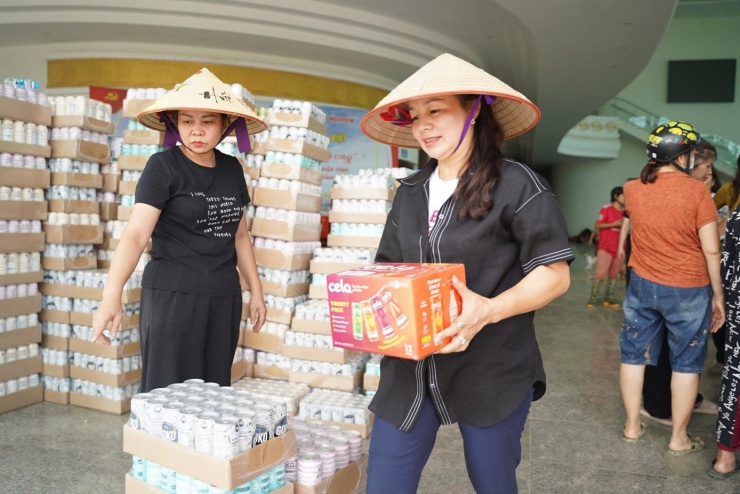 Những ngày đầu lũ, cán bộ Phòng văn hóa- xã hội cùng cán bộ MTTQ phường Phan Đình Phùng làm việc xuyên đêm, làm sao để đưa thực phẩm đến tay người dân vùng lũ. Mấy ngày nay, họ chỉ còn làm việc từ 5h đến 23h đêm mới về nhà.