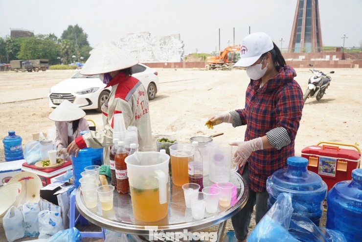 Tại quảng trường Võ Nguyên Giáp, hàng chục tình nguyện viên nhân viên công ty bê tông Tùng Tuấn (trụ sở ở Phổ Yên, Thái Nguyên) đang tiếp nước mát cho cán bộ, chiến sĩ Quân khu 1 đang làm nhiệm vụ dọn dẹp, vệ sinh môi trường. Đại diện công ty cho biết, để hỗ trợ khu vực bị ngập lụt, công ty đã tổ chức nấu ăn rồi đóng hộp chuyển đến hỗ trợ người dân, trung bình mỗi ngày 200-300 suất.