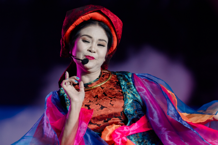 Nghệ sĩ Thanh Ngoan hát xẩm cùng các 'Em xinh say hi'