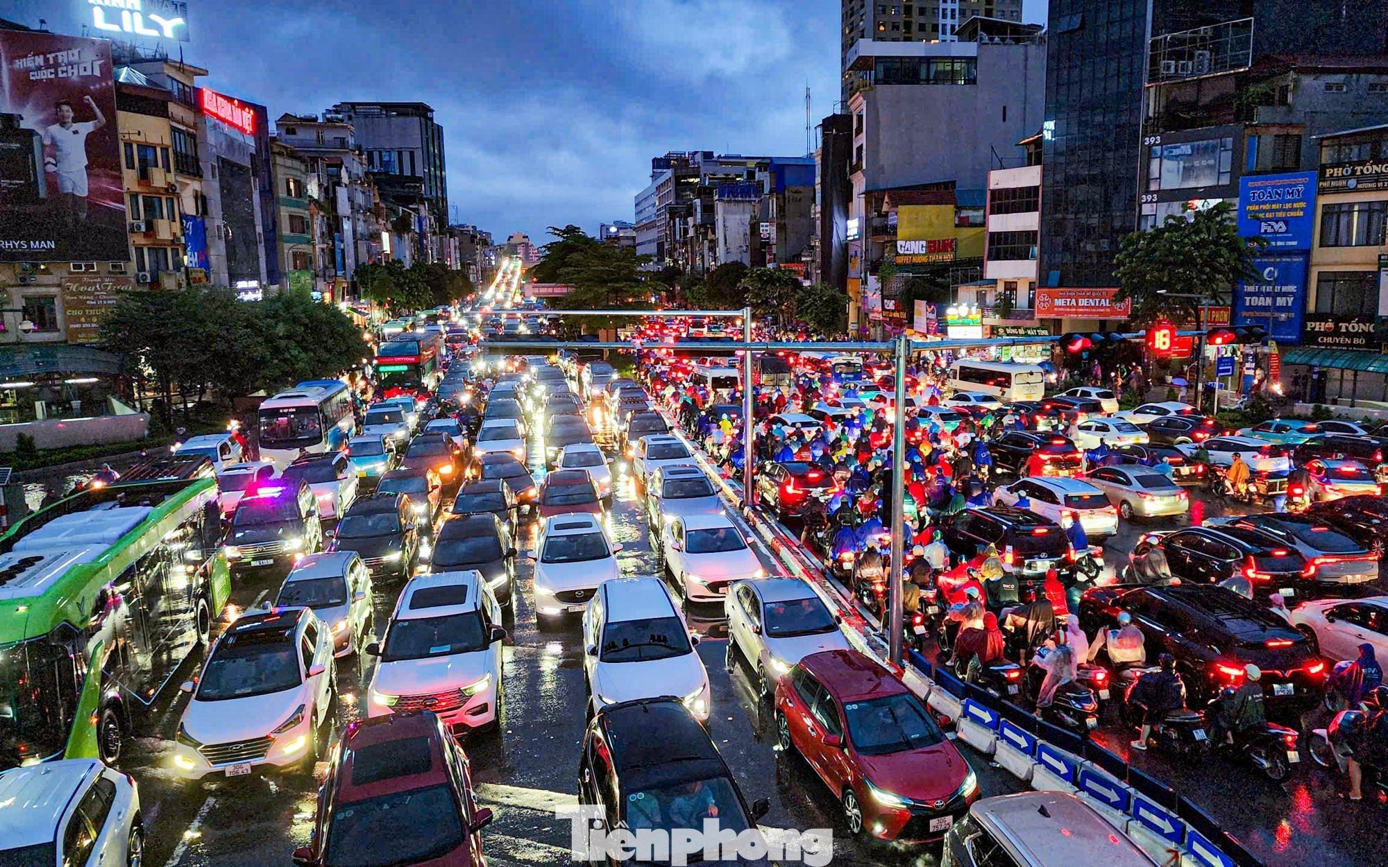 Người Hà Nội vật lộn giữa biển nước để về nhà trong trận mưa lịch sử ngày 30/9. Ảnh: Duy Phạm - Trọng Tài - Dương Triều