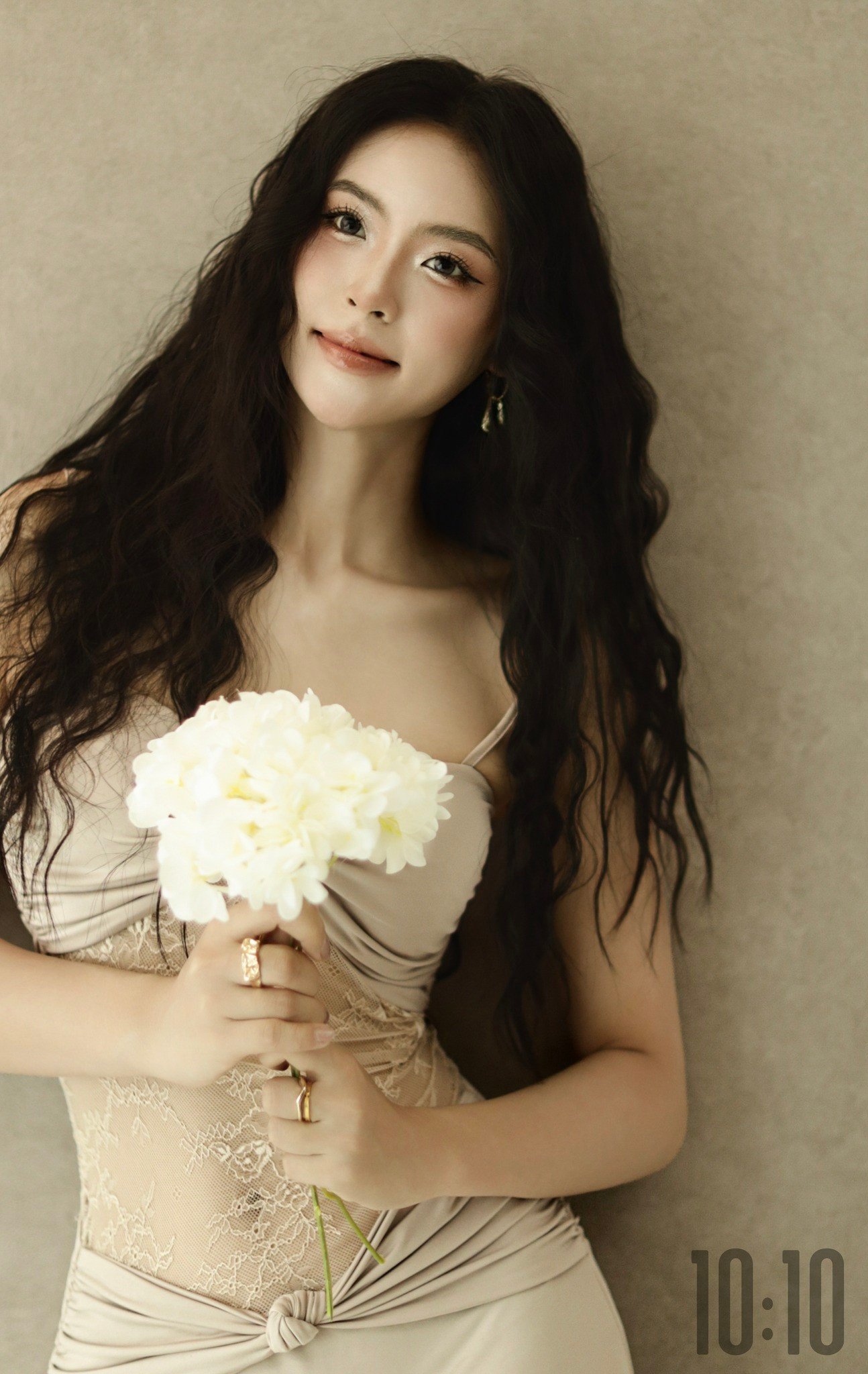 Á hậu Vân Nhi khoe vẻ đẹp ngọt ngào trong bộ ảnh mừng sinh nhật tuổi 20 - 12