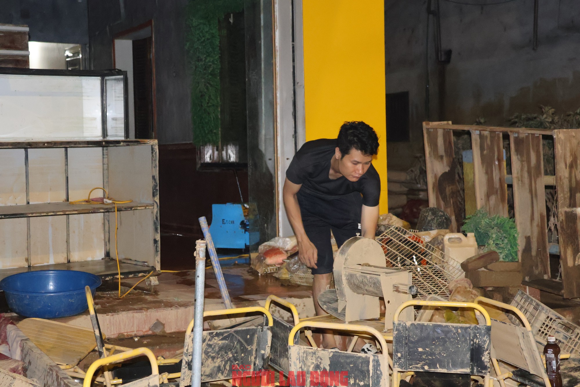 Người dân xuyên đêm dọn dẹp cửa hàng để sớm trở lại hoạt động sản xuất, kinh doanh