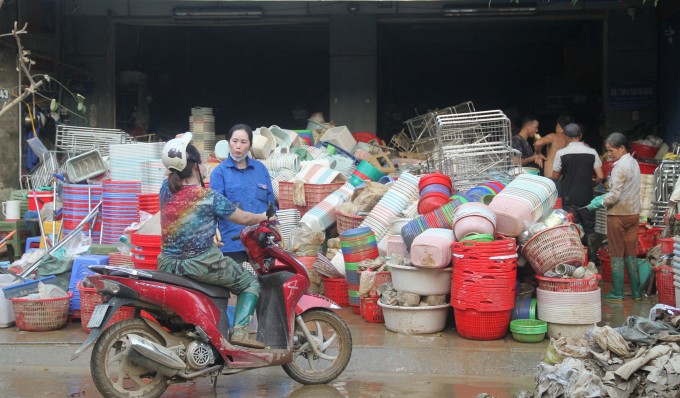 Chị Hà trước cửa hàng 1.600 m2 của mình ở phường Phan Đình Phùng, TP Thái Nguyên, chiều 10/10. Ảnh: Phan Dương