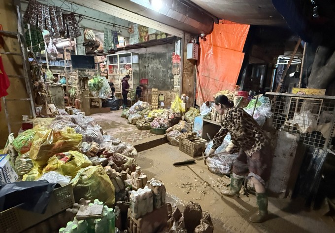 Chị Bùi Thị Nhuệ, 45 tuổi, đường Bến Oánh, phường Túc Duyên dọn kho hàng chiều tối 10/10. Ảnh: Thúy Quỳnh