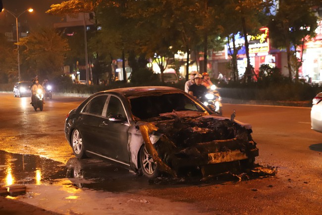 Tối 11/10, trên tuyến phố Nguyễn Hoàng, phường Từ Liêm, Hà Nội bất ngờ xảy ra một vụ cháy xe ô tô.