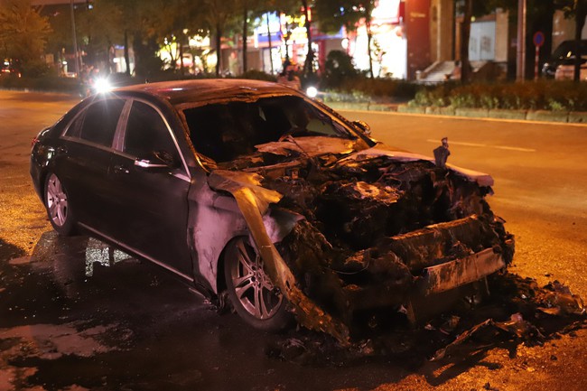 Chiếc xe ô tô bị cháy mang nhãn hiệu Mercedes đã cháy rụi phần đầu.