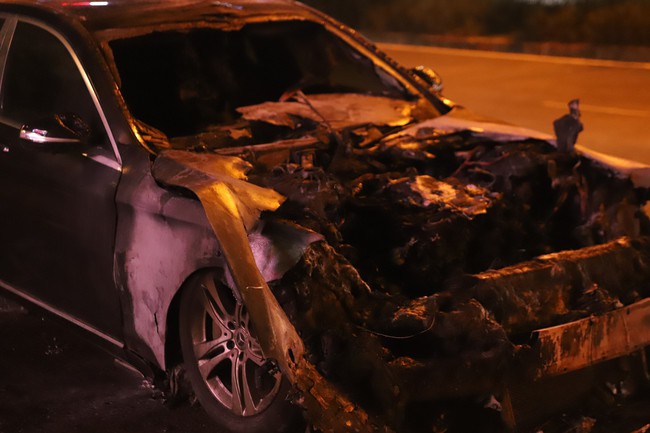 Phần đầu xe bị hư hỏng nghiêm trọng. Theo các nhân chứng, ngọn lửa lớn không thể dập tắt bằng bình cứu hỏa mini, phải đến khi lực lượng Cảnh sát PCCC đếm thì mới kiểm soát được tình hình.