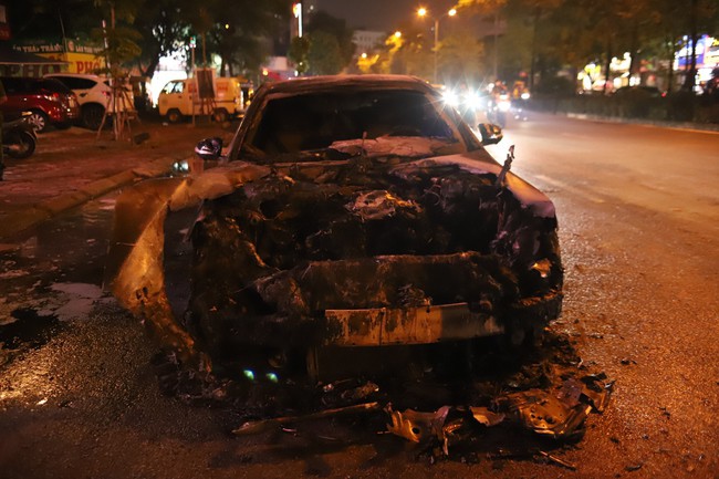 Đến 22h30, lực lượng Công an phường Từ Liêm cho biết vẫn đang liên hệ với chủ xe/tài xế quay trở lại hiện trường để phối hợp làm việc.