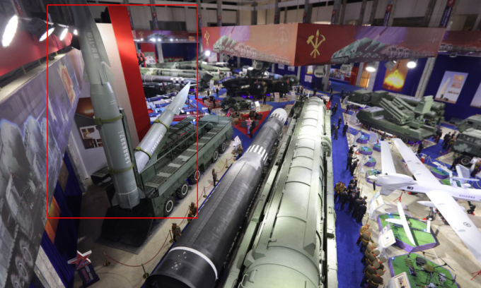 Hai tên lửa Hwasong-11Ma (khoanh đỏ) tại Triển lãm Phát triển Quốc phòng 2025 hôm 4/10. Ảnh: KCNA