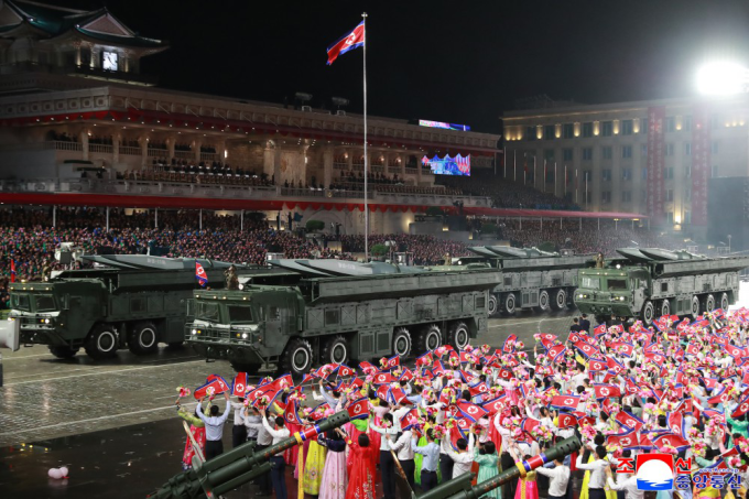Các bệ phóng tên lửa Hwasong-11Ma tại lễ duyệt binh ở Bình Nhưỡng đêm 10/10. Ảnh: KCNA