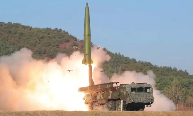 Tên lửa Hwasong-11 rời bệ phóng năm 2023. Ảnh: KCTV