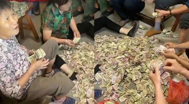 Người phụ nữ 79 tuổi qua đời để lại tủ tiền mặt, con cháu đếm xong thì sốc nặng - 1