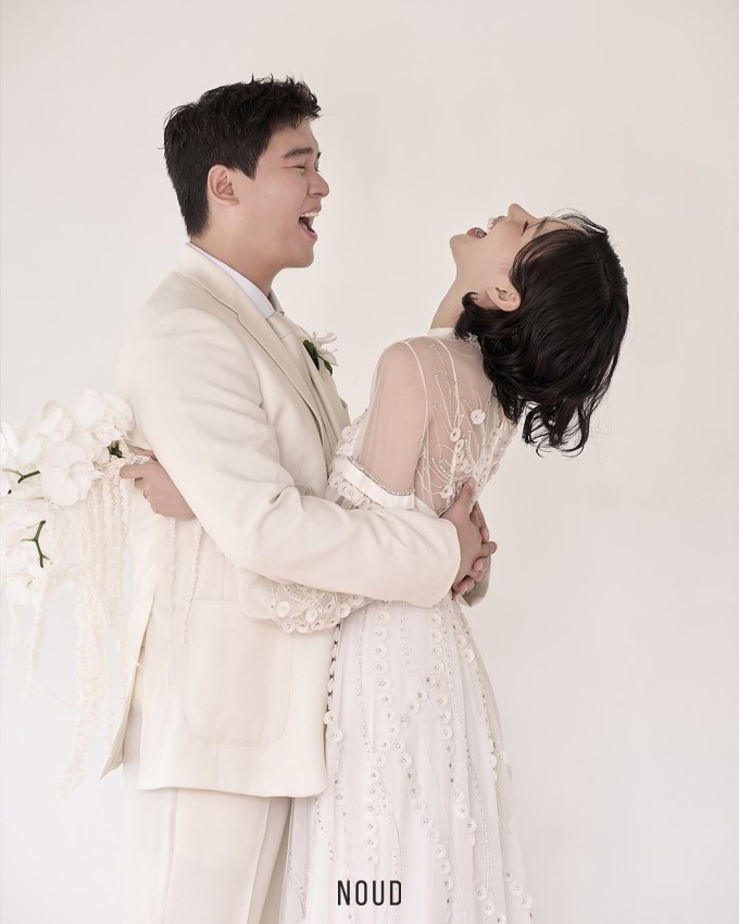 Trên trang cá nhân, diễn viên Lee Jang Woo và Cho Hye Won đăng bộ ảnh cưới, cho biết sẽ về một nhà sau 7 năm hẹn hò.