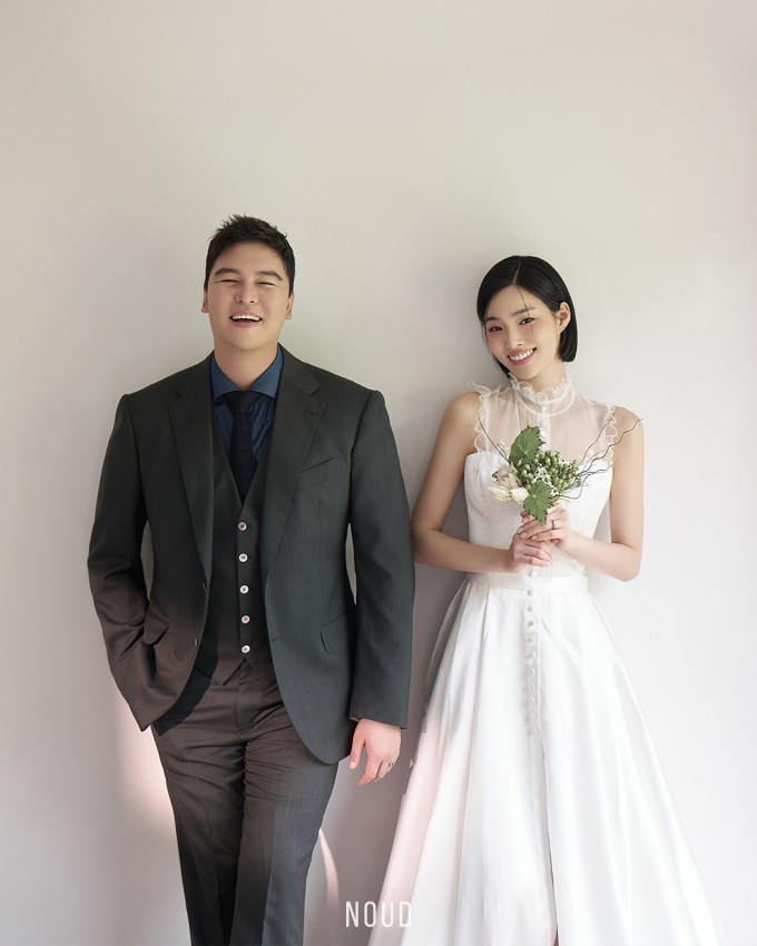 Để chuẩn bị cho ngày trọng đại, Lee Jang Woo ăn kiêng, vóc dáng 'được thu gọn' đáng kể. Gần đây, xuất hiện trên chương trình giải trí Naraesik, anh kể: 'Ban đầu, tôi định cưới vào năm ngoái, nhưng do công việc kinh doanh nên tôi đã hoãn lại một năm'.