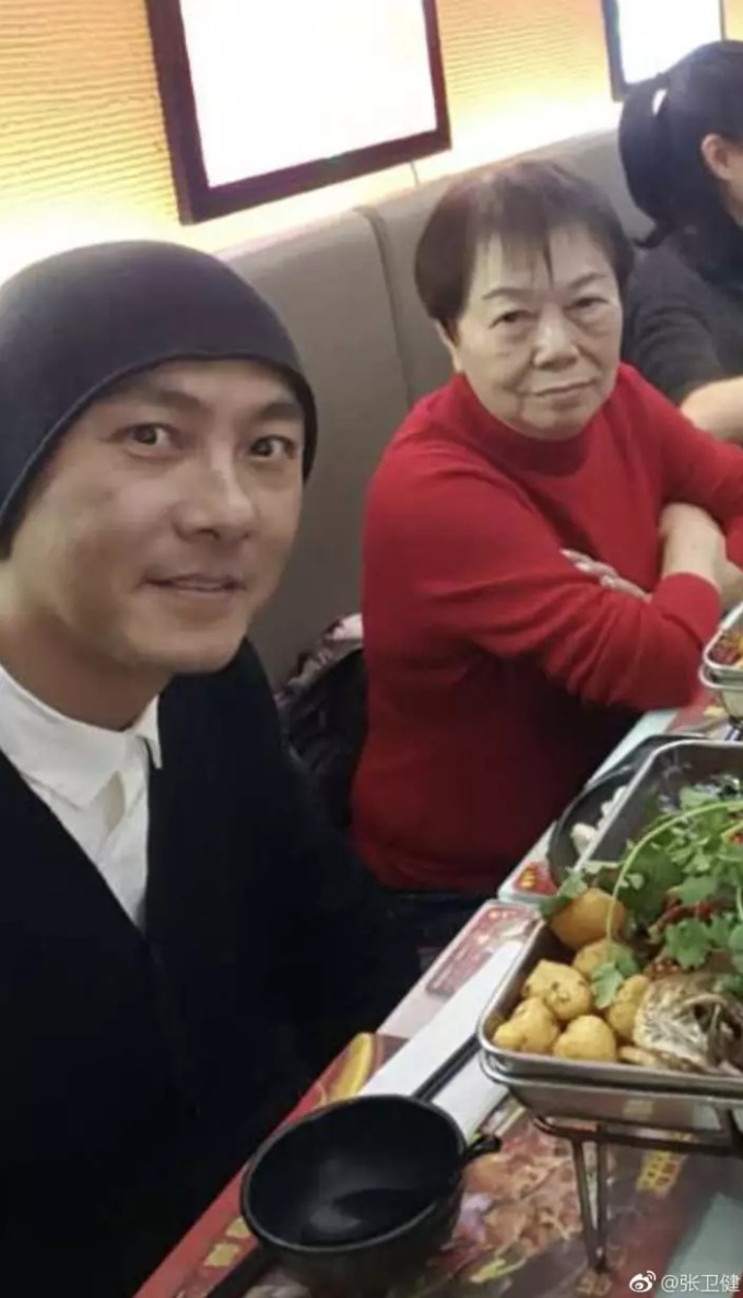 Trương Vệ Kiện và mẹ. Ảnh: Weibo
