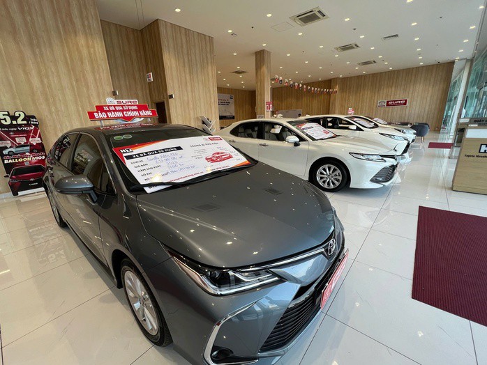 Nhiều đại lý chính hãng bố trí khu vực trưng bày ô tô đã qua sử dụng ngay bên trong showroom