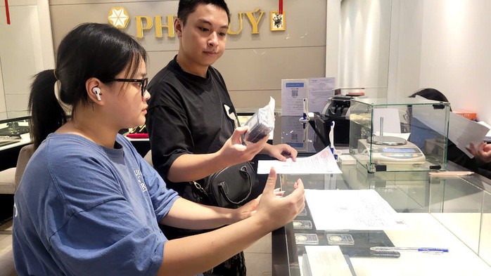 Nhiều thương hiệu dừng nhận đơn bạc tích trữ, chuyện gì đang xảy ra? - 1