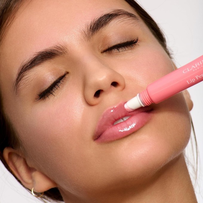 Đầu son có dạng như bông phấn được biên tập viên Karen nhận xét giúp dễ tán đều, đem lại cảm giác mềm mại khi tiếp xúc với vùng da mỏng manh.