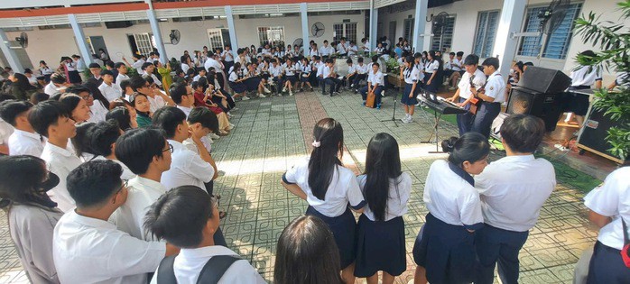 Sân trường Trường THPT Nguyễn Thái Bình (phường Tân Hòa) thành sân khấu âm nhạc acoustic mỗi giờ ra chơi sau quy định hạn chế học sinh dùng điện thoại