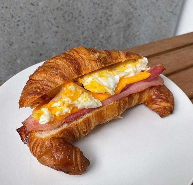 Bạn có thể thay đổi thực đơn khi kết hợp trứng gà với bánh sừng bò, thịt nguội.