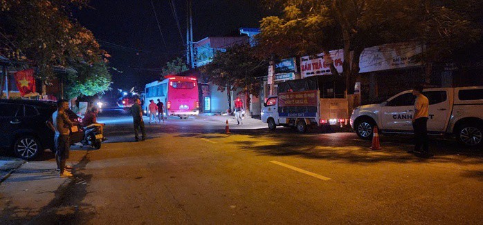 Lực lượng công an khám nghiệm hiện trường nơi xảy ra vụ việc Lực lượng công an khám nghiệm hiện trường nơi xảy ra vụ việc