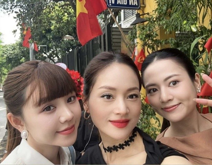Lan Phương khi trở lại đoàn phim "Gió ngang khoảng trời xanh" hôm 18/9, một ngày sau phiên tòa sơ thẩm xử vụ ly hôn của cô và chồng người Anh David Duffy.