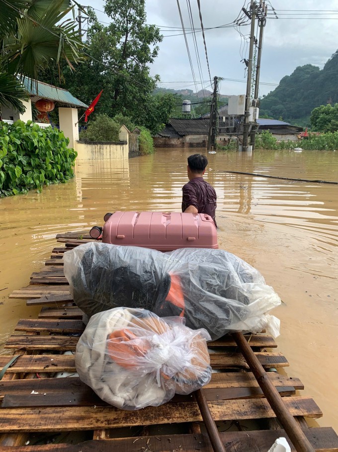 Anh Hoàng Đình Nghệ, 47 tuổi, ở phường Linh Sơn, Thái Nguyên kéo bè đưa con gái thoát lũ ra sân bay, ngày 8/10. Ảnh: Nhân vật cung cấp
