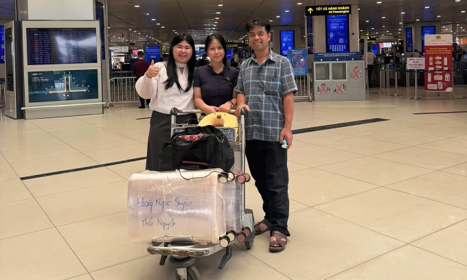 Ngọc Quyên (áo trắng), 20 tuổi cùng bố và chị gái chụp hình kỷ niệm trước giờ bay tại sân bay Nội Bài, ngày 8/10. Ảnh: Nhân vật cung cấp
