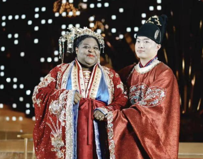 คุณทรานและภรรยาในวันสำคัญของพวกเขา ภาพ: Chinanews