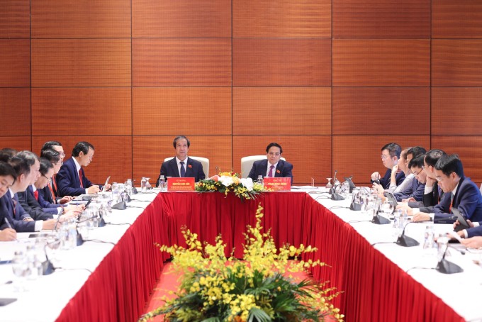 Thủ tướng Phạm Minh Chính và Bộ trưởng Giáo dục và Đào tạo Nguyễn Kim Sơn chủ trì phiên thảo luận tổ. Ảnh: VGP