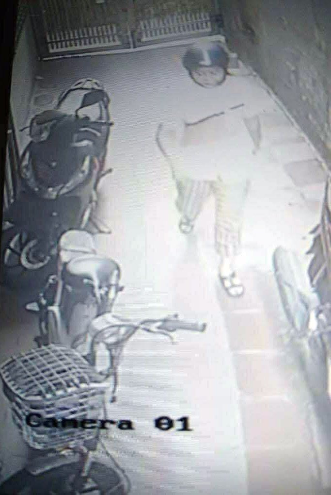 Hình ảnh nữ sinh rời khỏi nhà ngày 11/9.