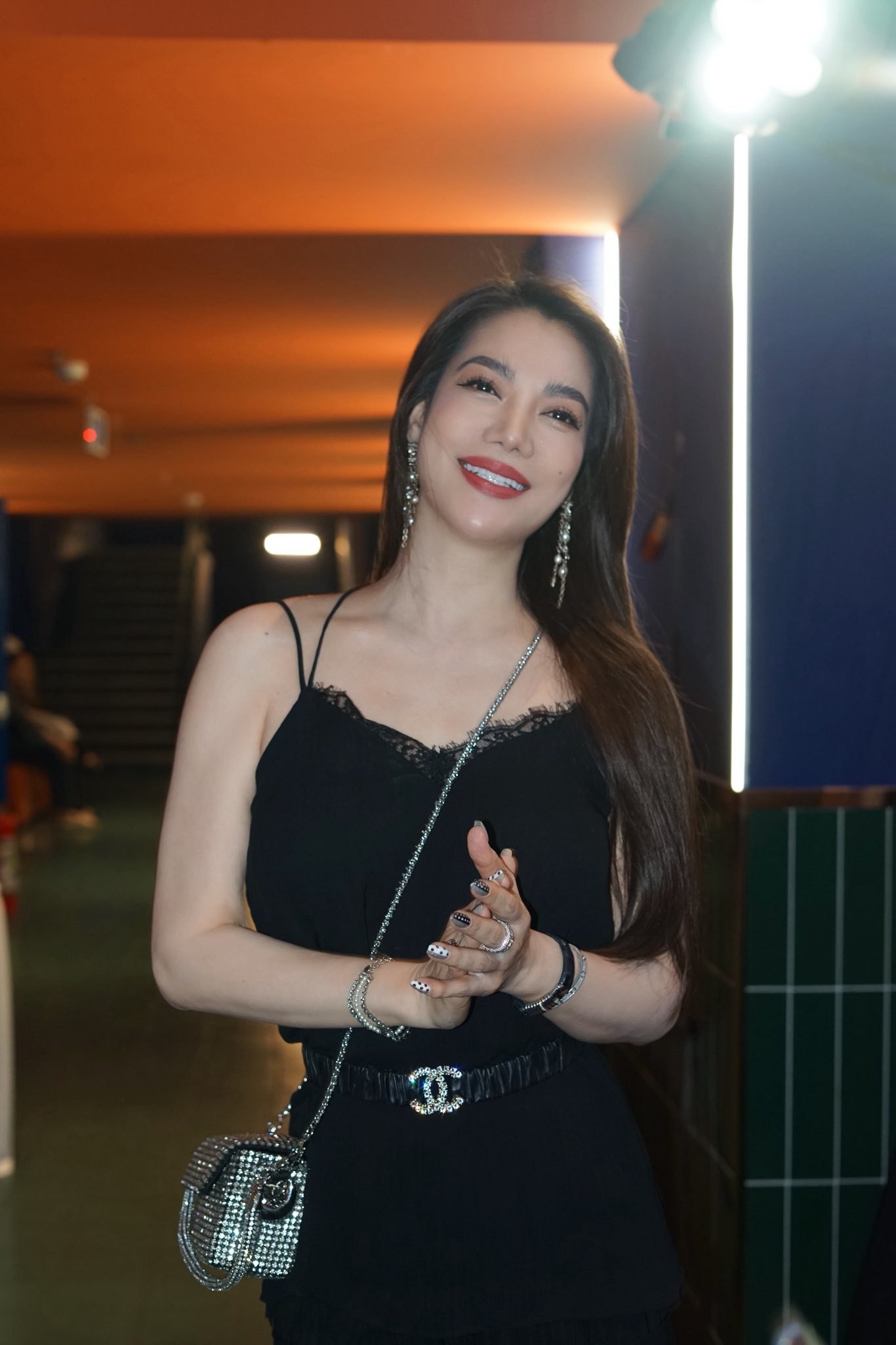 Ở tuổi U50, Trương Ngọc Ánh trẻ hóa phong cách thời trang nhưng không cố gắng mặc như một cô gái đôi mươi. Thay vào đó, chị chú trọng mặc thanh lịch, hiện đại; chọn trang phục tôn dáng, đầy sức sống và bám sát xu hướng một cách tinh tế. 