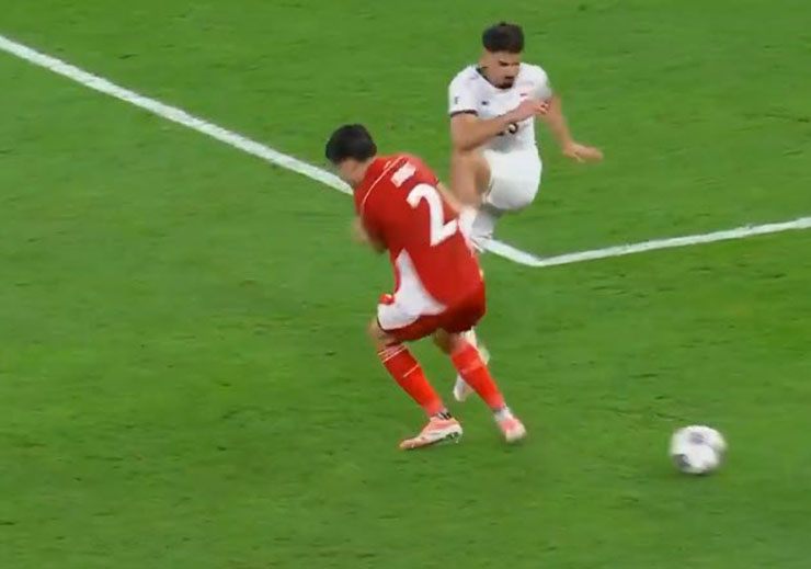 Kevin Diks bị đá vào người bởi Merchas Doski ở phút 78