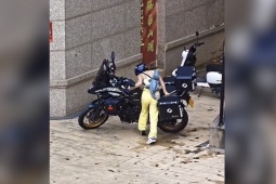 Xe máy - Xe đạp - Clip: Cô gái nhỏ nhắn “vật lộn” dựng xe vừa đáng yêu vừa khiến dân mạng bật cười