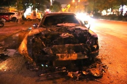 Xe Mercedes cháy rụi trên phố Nguyễn Hoàng, Hà Nội