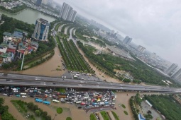 Tin tức trong ngày - Thấy gì từ việc Hà Nội bị 'nhấn chìm' sau trận mưa lớn?