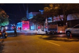 Hai xe 45 chỗ đưa đón công nhân liên tiếp bị bắn vỡ kính, hàng chục người hoảng loạn