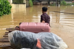 Cha kéo bè đưa con vượt lũ đi du học