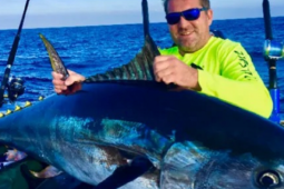 Thị trường - Tiêu dùng - Người đàn ông câu được con cá "khổng lồ", giá hơn 50 tỷ đồng