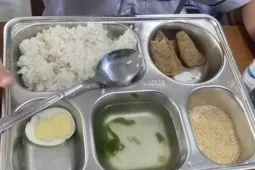 Giáo dục - du học - Yêu cầu kiểm điểm vụ bữa ăn ‘đạm bạc’ của học sinh gây xôn xao dư luận