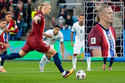 Ngỡ ngàng Haaland sút hỏng 2 quả penalty trong 2 phút ở vòng loại World Cup