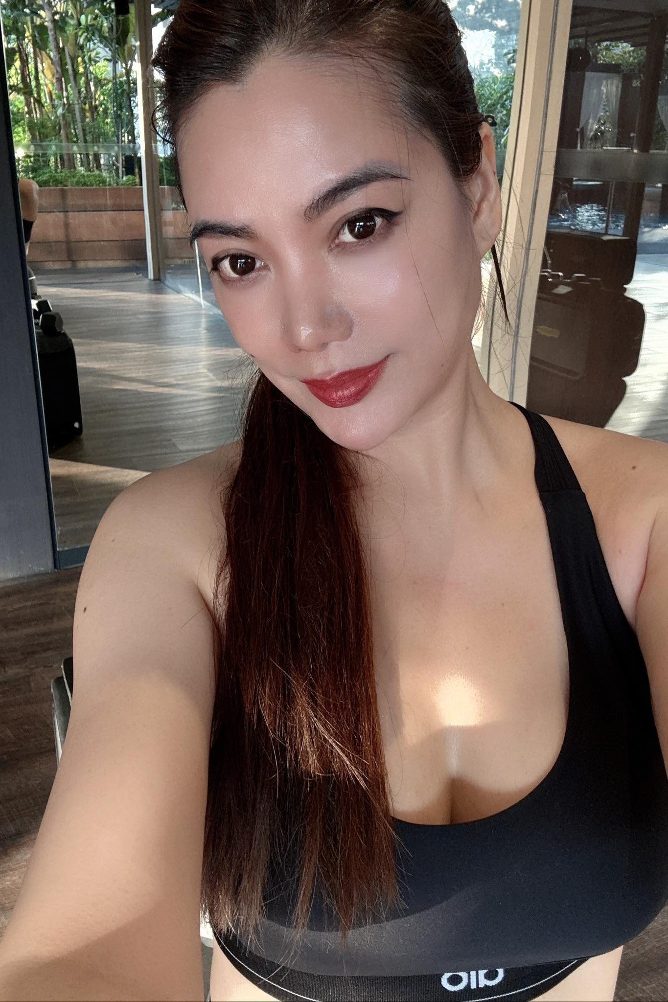 Sau khi tuyên bố độc thân, Trương Ngọc Ánh đang cho thấy sự thay đổi toàn diện, không chỉ thời trang mà còn lối sống. Chia sẻ với phóng viên VietNamNet, chị đã theo chế độ ăn uống, tập luyện khoa học suốt thời gian qua. 7X tập gym 4 buổi/tuần và chơi pickleball 2 buổi/tuần thay cho thể dục. 