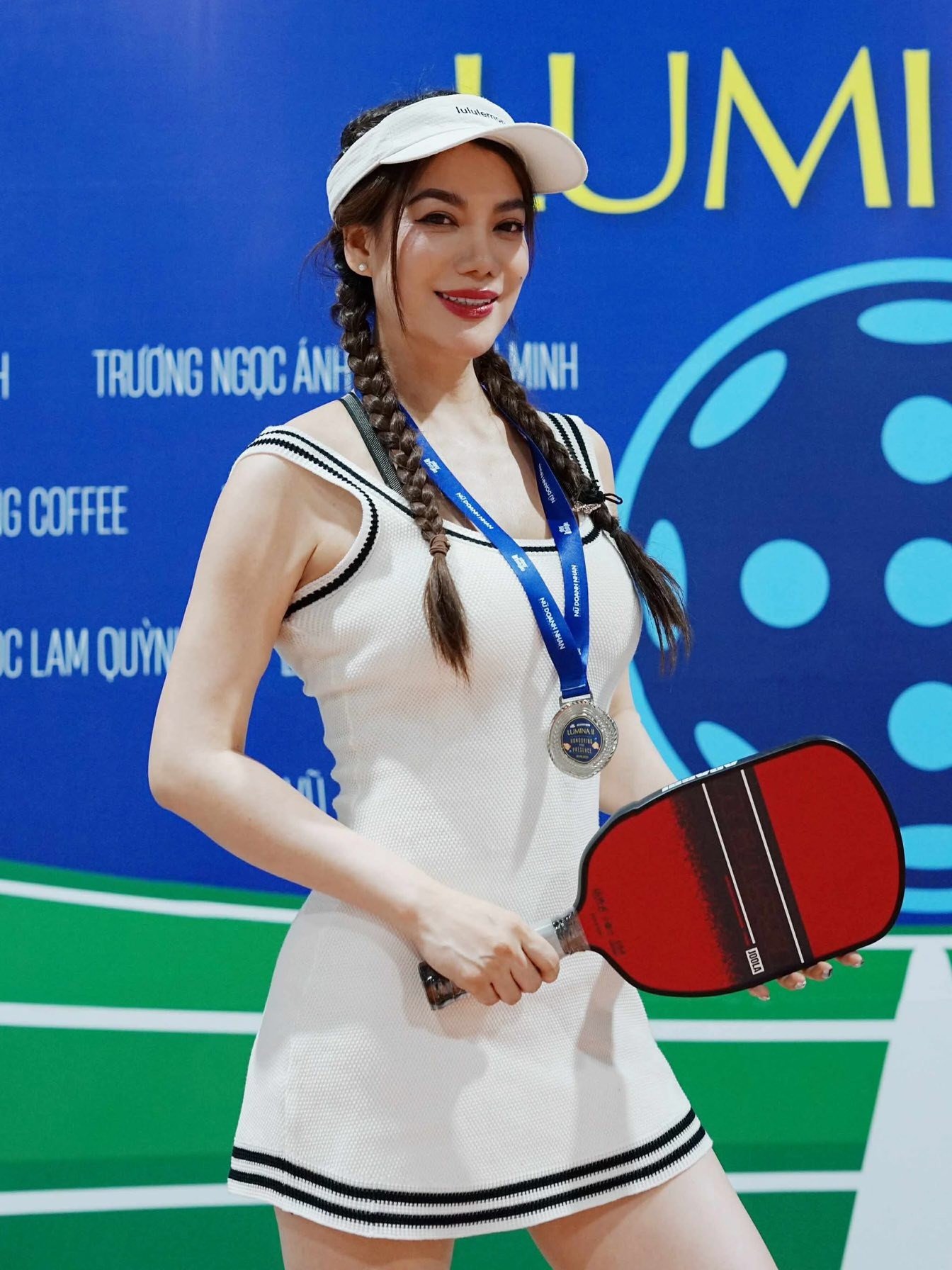 Mỗi buổi chơi pickleball ít nhất 2 tiếng, đốt rất nhiều calo. Vì mê môn này, Trương Ngọc Ánh đi đâu cũng mang theo vợt, kể cả công tác, du lịch. Ngoài ra, chị còn duy trì chế độ nhịn ăn gián đoạn 16:8 nghiêm ngặt: cắt giảm đường, tinh bột, tăng cường chất xơ tự nhiên.