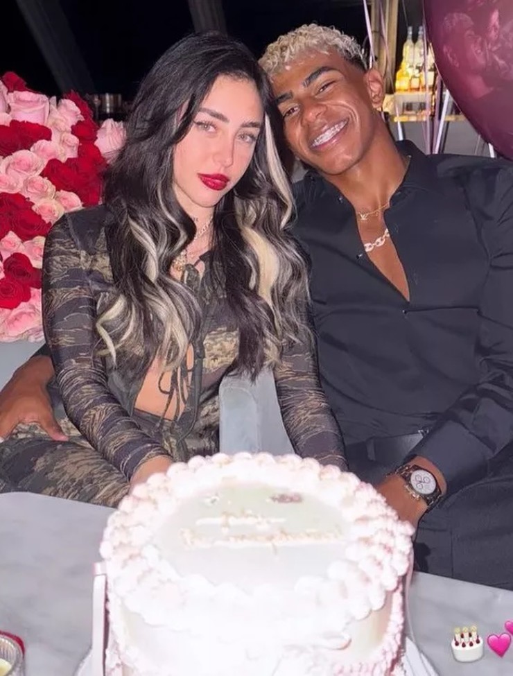 Yamal âu yếm bạn gái xinh đẹp trên trực thăng, vi vu giữa trời như ngôn tình - 4