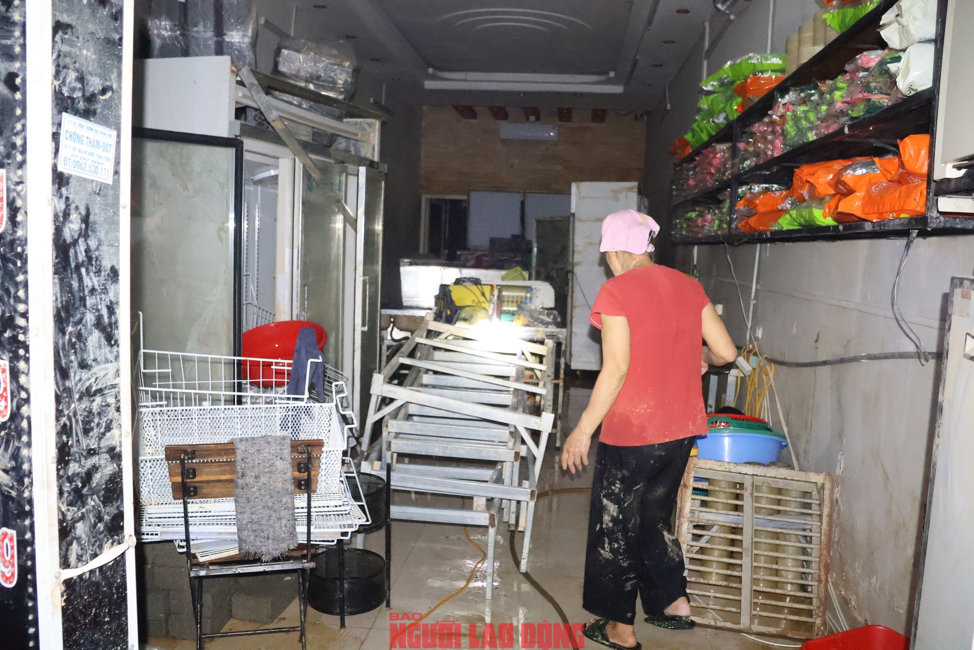 Sau trận lũ, trong nhà chỉ còn đống đổ nát