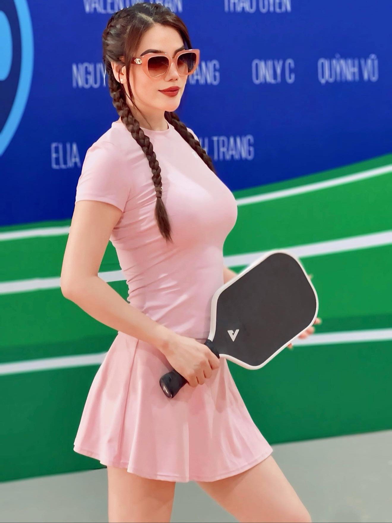 Mỗi buổi chơi pickleball ít nhất 2 tiếng, đốt rất nhiều calo. Vì mê môn này, Trương Ngọc Ánh đi đâu cũng mang theo vợt, kể cả công tác, du lịch. Ngoài ra, chị còn duy trì chế độ nhịn ăn gián đoạn 16:8 nghiêm ngặt: cắt giảm đường, tinh bột, tăng cường chất xơ tự nhiên.