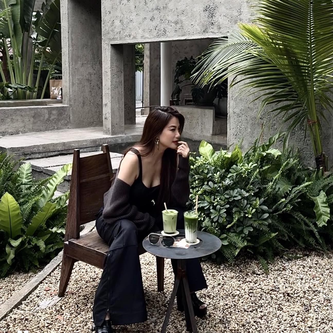 Đời thường, chị lại chuộng phong cách đơn giản, gần gũi. Trong cuộc trò chuyện gần đây, 7X cho biết đang hài lòng về cuộc sống "độc thân, vui tính" hiện tại. Ngoài phần lớn thời gian cho công việc, chị chỉ muốn ở bên mẹ, con gái và những người thân yêu để hồi phục năng lượng. 