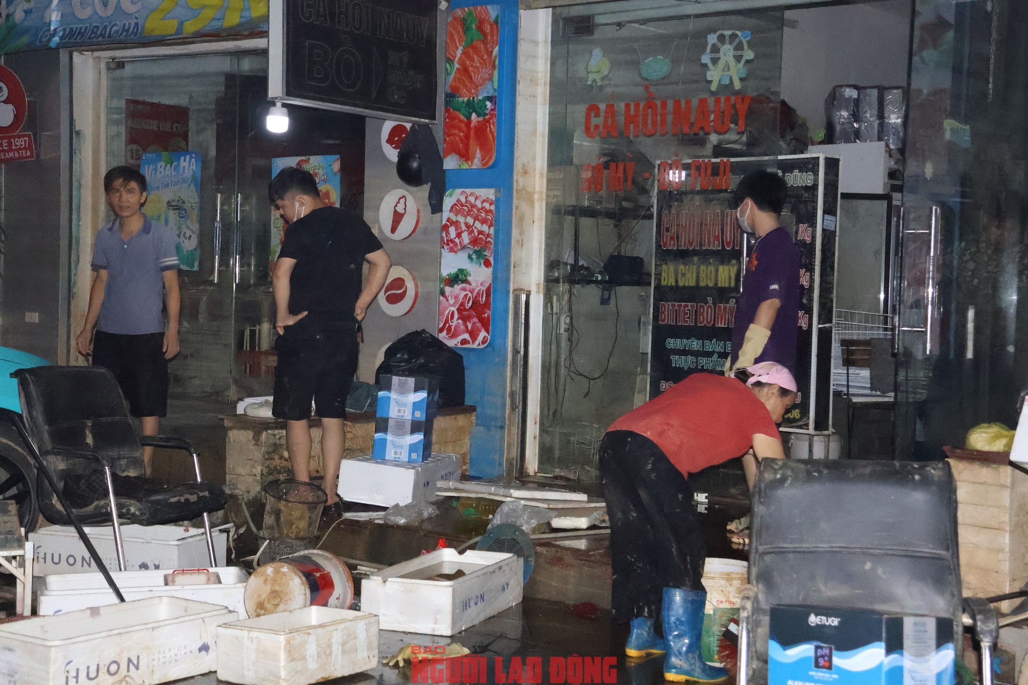 Sau trận lũ, trong nhà chỉ còn đống đổ nát